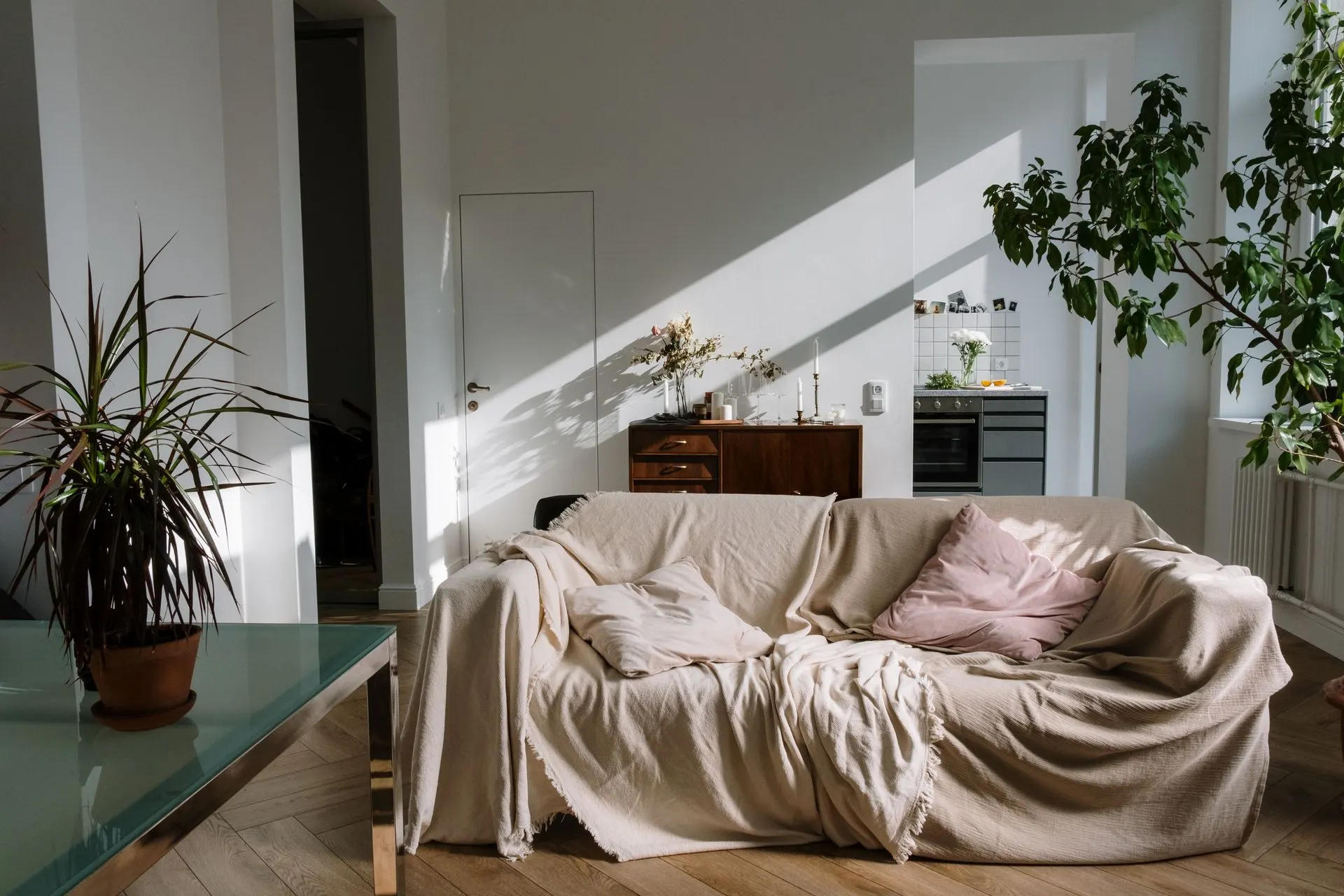 Living luminos cu canapea modulară și textile calde, amenajat pentru o familie