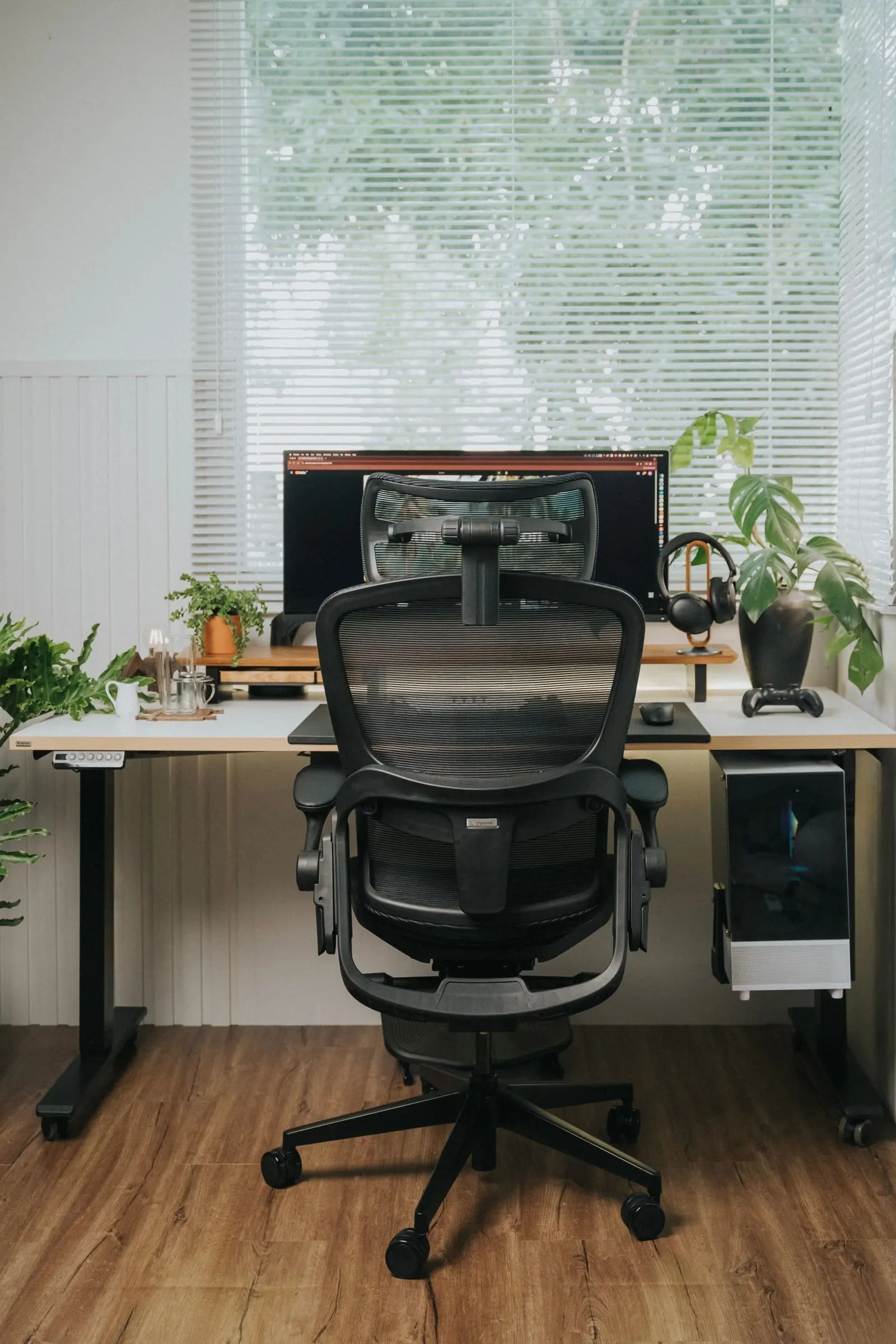 Scaun ergonomic Ergo Nord cu spătar din plasă, văzut din față