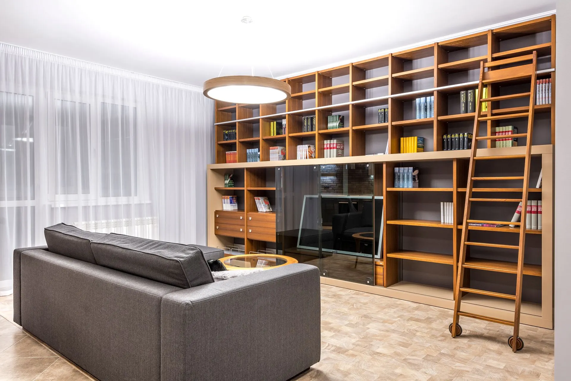 Detaliu de rafturi din furnir de nuc cu obiecte decorative