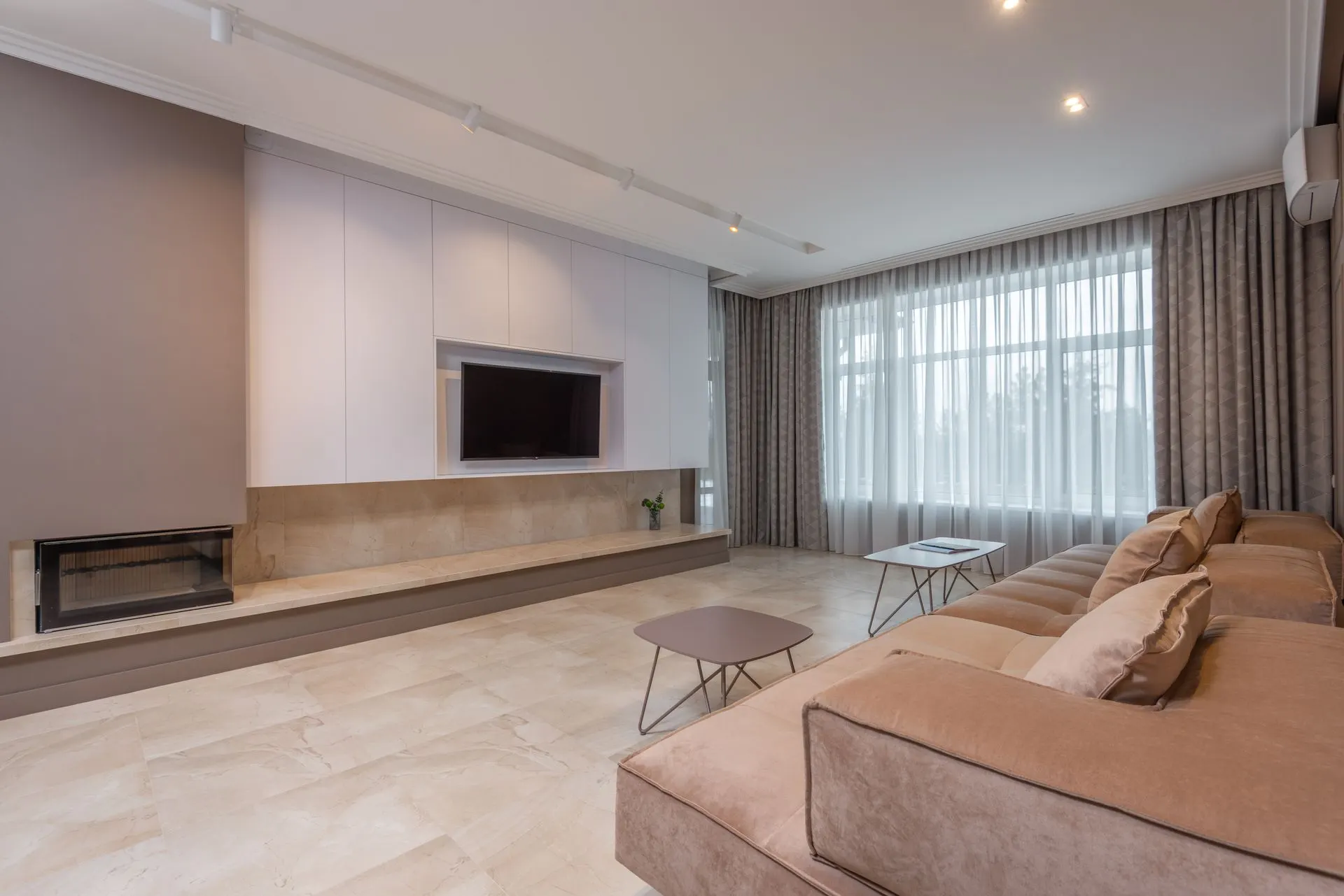 Ansamblu de living deschis cu mobilier în tonuri de lemn și ivoriu