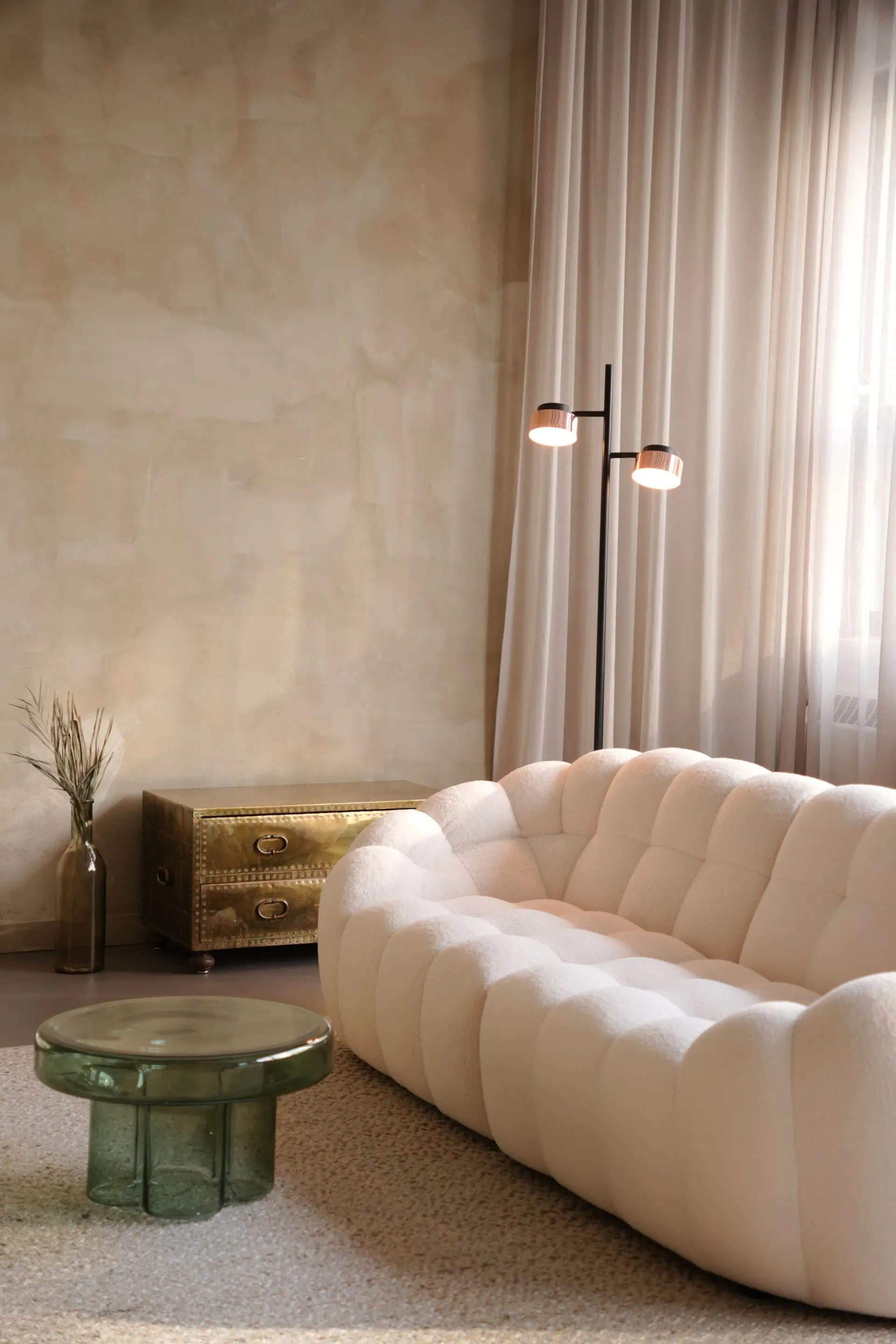 Canapea Aria văzută din lateral, lângă o fereastră cu lumină naturală