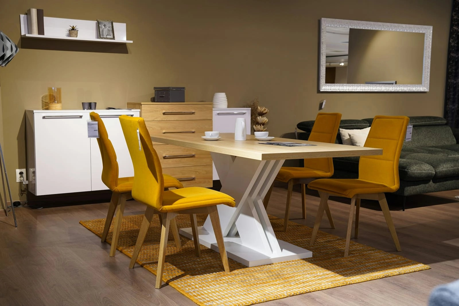 Showroom de mobilă și atelier pentru comenzi pe măsură
